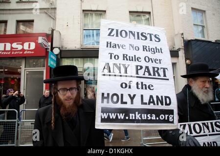 Londra, Regno Unito. 27 dicembre 2012 Hasidic ebrei unite alla protesta al di fuori dell'Ambasciata israeliana. Foto Stock