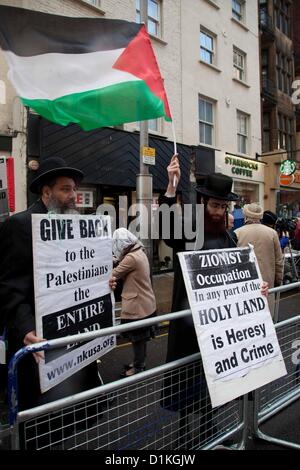 Londra, Regno Unito. 27 dicembre 2012 Hasidic ebrei unite alla protesta al di fuori dell'Ambasciata israeliana. Foto Stock