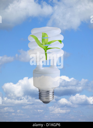 Lampada compatta a fluorescenza, lampadina CFL fluttuante nel cielo Foto Stock