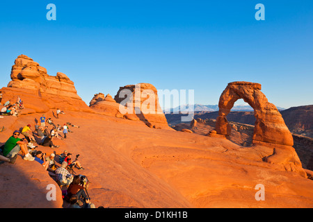 Fotografi e turisti a Delicate Arch nel Parco Nazionale Arches nei pressi di Moab Utah USA Stati Uniti d'America Foto Stock