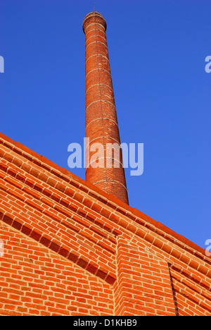 Piazzola sul Brenta, Veneto, Italia : un vecchio camino, ex mulino della canapa esempio emblematico di archeologia industriale tardo 19 ° secolo. Foto Stock