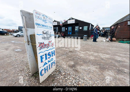 Un segno per il pesce e il chip shop a Southwold harbour Suffolk REGNO UNITO con il pesce capannoni in backfround Foto Stock