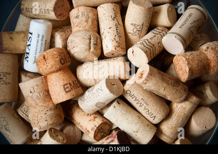 Selezione dei turaccioli presi dalle bottiglie di vino Foto Stock