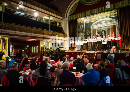 Per coloro che godono di un tema Vittoriano Solstice notte celebrazione di Natale negli splendi ex music hall ora Ceredigion Museum Regno Unito Foto Stock