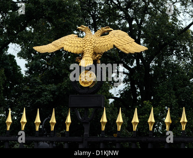 L'oro a due teste russo Imperial Eagle decorare il recinto del palazzo d'inverno. San Pietroburgo, Russia. Foto Stock