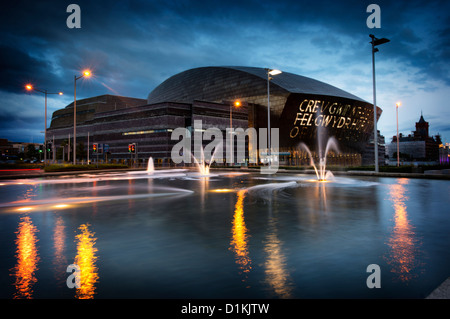 Wales Millennium Centre di notte, Cardiff, Galles. Foto Stock