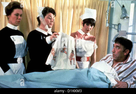 Das Verrueckte Totale Krankenhaus trasportare su Doctor ?, Hattie Jacques,?, Peter Butterworth.Caption locale *** 1967 -- Foto Stock