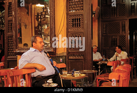 Egitto Cairo fumatori pipa ad acqua shisha presso il famoso El Fishawy coffeehouse al Khan Al-Khalili Foto Stock