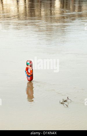 Lifebelt in acqua di inondazione. Straripamento del fiume le sue banche a causa di inondazioni. Fiume Trent, West Bridgford, Nottinghamshire, England, Regno Unito Foto Stock