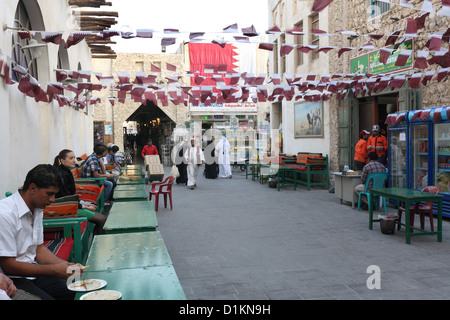 Una lavoratori' ristorante o mensa accanto al mercato del PET nei Souq Waqif, Doha, Qatar, come persone che si preparano per un pasto serale. Foto Stock