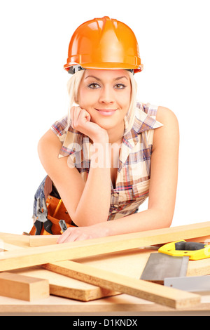 Falegname femmina con il casco che pongono al lavoro isolato su sfondo bianco Foto Stock