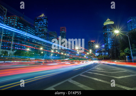 Sfocato vista notturna del distretto centrale degli affari di Pechino, Cina Foto Stock