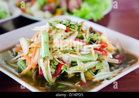 La papaia thai insalata piccante e speziato , chiamata Thai "om Tam' Foto Stock