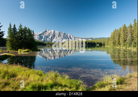 Mount Rundle dal Cascade stagni. Il Parco Nazionale di Banff, Canada Foto Stock