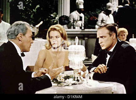 Ein Mann Wird Gejagt Chase, ad es. Marshall, Angie Dickinson, Marlon Brando Der einflussreiche Bankpräsident einer texanischen Foto Stock