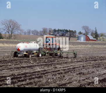 L'APPLICAZIONE DI AMMONIACA ANIDRA PER CAMPO DI SOIA / Iowa Foto Stock