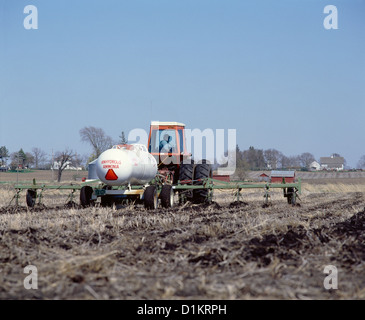 L'APPLICAZIONE DI AMMONIACA ANIDRA PER CAMPO DI SOIA / Iowa Foto Stock