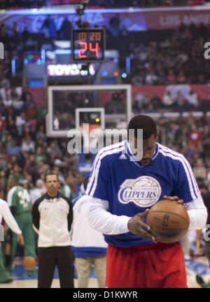 Dic. 27, 2012 - Los Angeles, California - Los Angeles Clippers DeAndre Jordan si prepara per la partita contro i Boston Celtics al Staples Center di Los Angeles, California oggi giovedì 27 dicembre 2012..ARMANDO ARORIZO/PI (credito Immagine: © Armando Arorizo/Pi/Prensa Internacional/ZUMAPRESS.com) Foto Stock