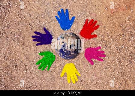 Polvere colorata stampe a mano in un modello circolare su una pista sterrata con la terra miscelato in medio Foto Stock