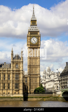 Il Palazzo di Westminster, con Elisabetta La Torre e il Westminster Bridge, visto attraverso il fiume Tamigi. Foto Stock
