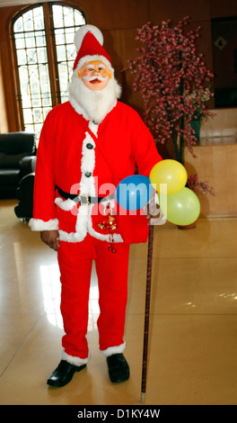 Un Natale di padre aka santa claus vestito fino a consegnare i regali per i bambini Foto Stock