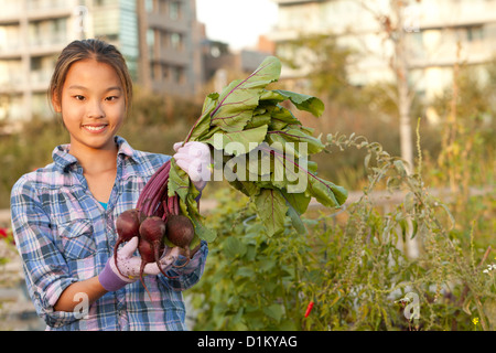 Ragazza giapponese holding mazzetto di bietole Foto Stock