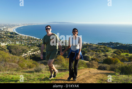 Giovane escursione in Santa Monica Mountains nella California del Sud Foto Stock