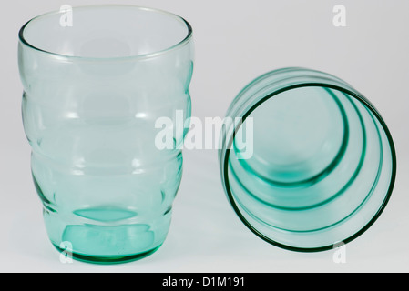 Due tazze di colore verde su sfondo bianco Foto Stock