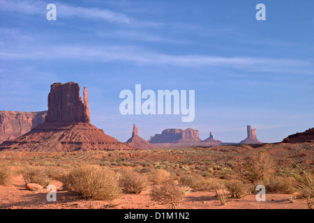 Alba sopra il parco tribale Navajo Monument Valley, Utah, Stati Uniti d'America Foto Stock