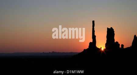 Foto panoramiche del tramonto su Totem Pole, il parco tribale Navajo Monument Valley, Utah, Stati Uniti d'America Foto Stock