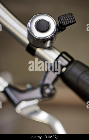 Close up bike campana con il battaglio esterno montato sul manubrio, parte della bicicletta Foto Stock