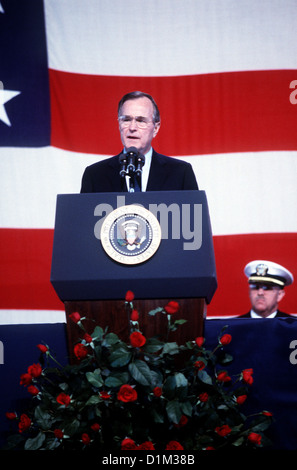 Il presidente George H.W. Bush parla durante un memoriale di servizio per 47 membri di equipaggio ucciso in una esplosione a bordo della nave da guerra USS Iowa (BB-61). L'esplosione si è verificata nel n. 2 16 pollici torretta mitragliatrice come l'Iowa stava conducendo routine esercizi gunnery appr Foto Stock