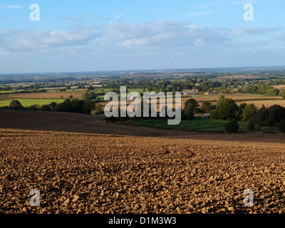 Vista dal basso Ilmington guardando a nord oltre la campagna del Warwickshire, Ilmington, Warwickshire, Inghilterra, Regno Unito Foto Stock