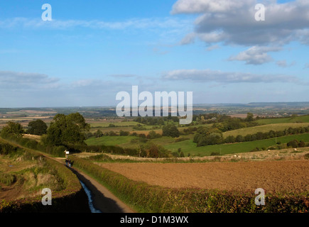 Vista dal basso Ilmington guardando a nord oltre la campagna del Warwickshire, Ilmington, Warwickshire, Inghilterra, Regno Unito Foto Stock