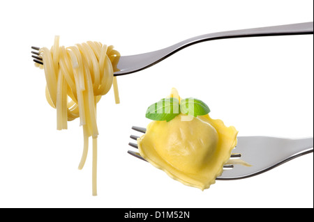 Cuocere il cibo italiano spaghetti e ravioli di pasta su forche isolato su bianco Foto Stock