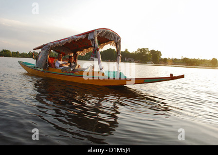Shikara o house boat nel lago Nageen, Srinagar, Jammu e Kashmir India Foto Stock