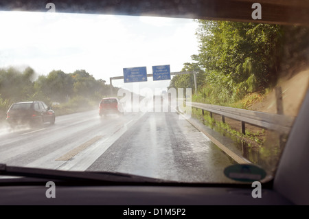 La guida durante un acquazzone su autobahn 1 vicino a Leverkusen, Germania. Foto Stock