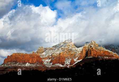 Wilson montagna con neve fresca, Rosso Rock-Secret Mountain Wilderness Area. Sedona, in Arizona. Stati Uniti d'America Coconino County & Nat'l foresta. Foto Stock