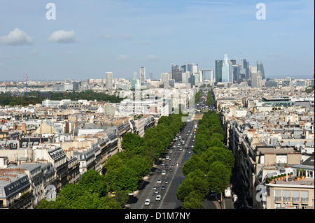 Avenue Charles De Gaule che conduce fino a La Defense Grand Arche, Parigi, Francia. Foto Stock