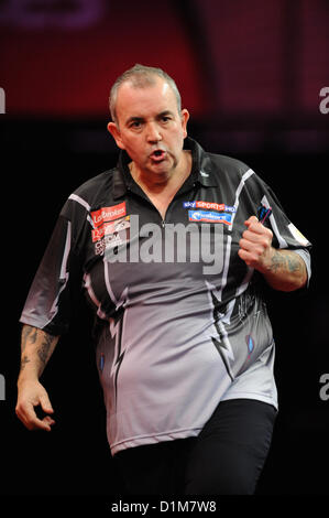 28.12.2012 Londra, Inghilterra. Phil Taylor in azione contro Andy Hamilton durante la Ladbrokes mondo Freccette Championship Quarti di Finale da Alexandra Palace. Foto Stock