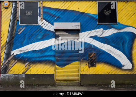 Si Intraversa scozzese bandiera dipinta sulla parete esterna di un pub in Govanhill, Glasgow, Scozia. Foto Stock