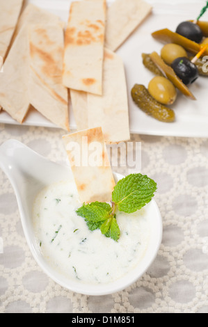 Greco fresco Tzatziki yogurt dip e di pane pita e pickels Foto Stock