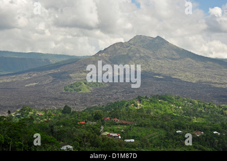 INDONESIA, Bali, Kintamani, vulcano (Mt Batur) di recente il percorso del flusso di lava intorno a piccola isola di vegetazione Foto Stock