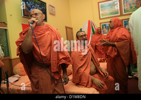 Sacerdoti indù durante la celebrazione di Krishna Janmashtami nello Sri Kutch Satsang Swaminarayan Mandir, London, Regno Unito Foto Stock