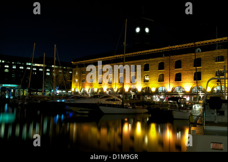 Yacht di lusso nutrite o ormeggiati a Saint Katherine Docks di notte, Tower Hamlets, London, England, Regno Unito Foto Stock