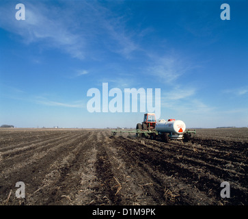 L'APPLICAZIONE DI AMMONIACA ANIDRA PER CAMPO DI SOIA / Iowa Foto Stock