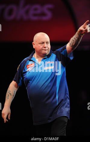 28.12.2012 Londra, Inghilterra. Andy Hamilton in azione contro Phil Taylor durante la Ladbrokes mondo Freccette Championship Quarti di Finale da Alexandra Palace. Foto Stock