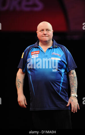 28.12.2012 Londra, Inghilterra. Andy Hamilton guarda sconsolato pur perdendo Phil Taylor durante la Ladbrokes mondo Freccette Championship Quarti di Finale da Alexandra Palace. Foto Stock