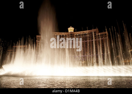 Fontane al di fuori del bellagio di notte Las Vegas Nevada USA Foto Stock