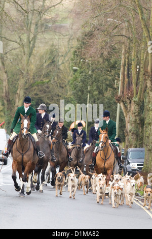 Master di hunt conduce la sua foxhounds attraverso Chipping Norton per il 2014 Boxing Day Hunt Foto Stock